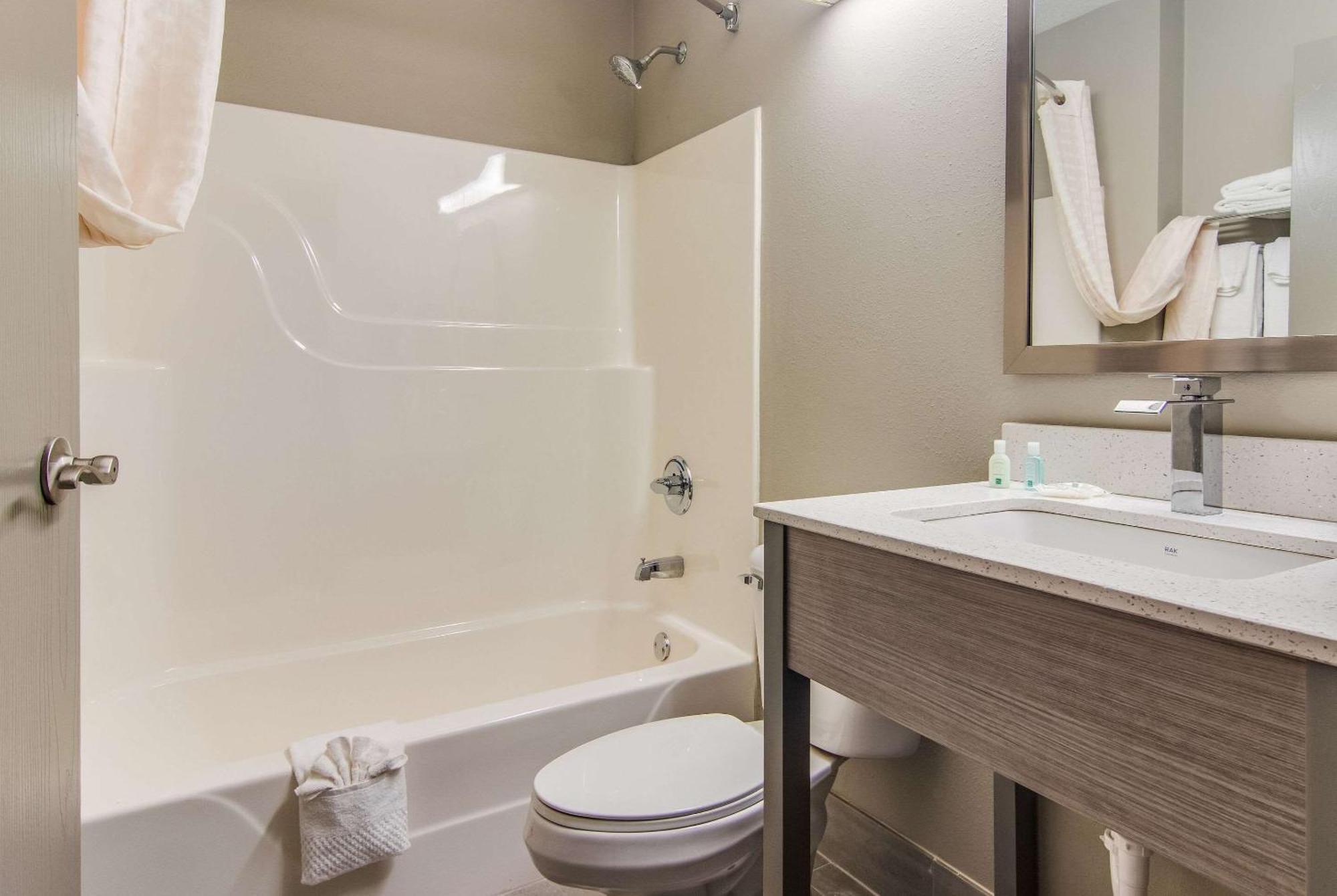 Quality Inn & Suites Grove City-Outlet Mall المظهر الخارجي الصورة